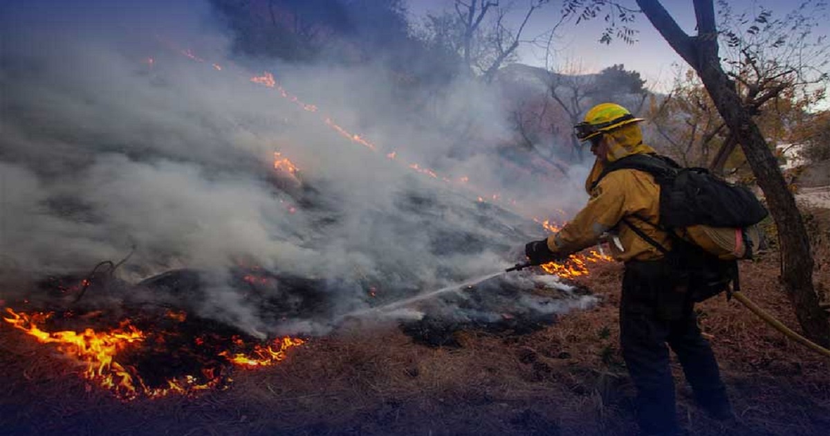 Los angeles races to contain wildfires before severe winds return